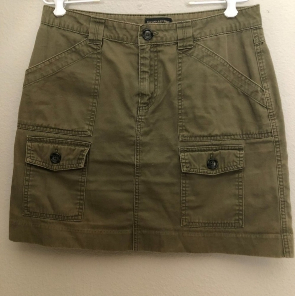 BANANA REPUBLIC Olive Green Khaki Cargo Mini Skirt Women's Size 2 Neutral EUC